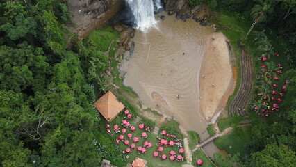 Visão de um lago após uma queda d'água no interior de São Paulo