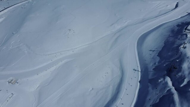 Vis&atilde;o a&eacute;rea do Parque Farellones no Chile captada em um dia de neve. 