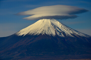 丹沢山地の菰釣山山頂より望む笠雲あらわる富士山
