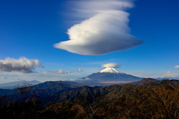 丹沢山地の菰釣山山頂より望む吊るし雲あらわる富士山

