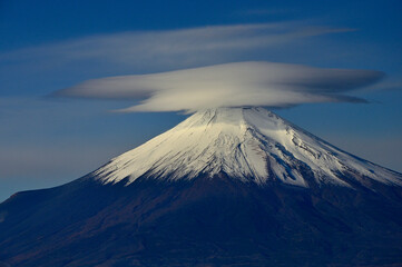 丹沢山地の菰釣山山頂より望む笠雲かぶる富士山
