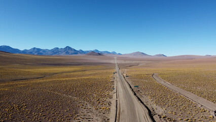 Fototapeta na wymiar Visão aérea da 'rota do sol' no meio do deserto do Atacama no Chile em 2022 cpatada por um drone. 