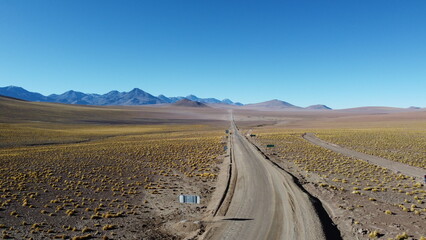 Fototapeta na wymiar Autovia rota do deserto no Chile captada do alto. 