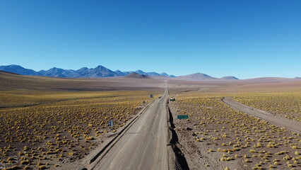 Autovia rota do deserto no Chile captada do alto por um drone em 2023. 