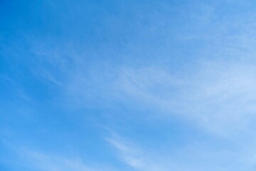 薄い雲のかかる爽やかな青空