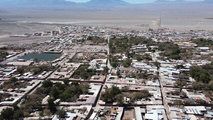 Obraz premium Visão aérea de San Pedro do Atacama com fundo do deserto do Atacama captada do alto por um drone. 