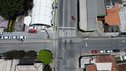 Visão aérea de um cruzamento de trânsito na cidade de Mogi das Cruzes, SP, Brasil