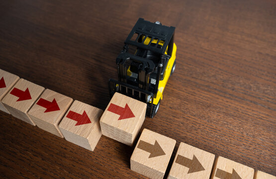 Fill in the missing link in the process and move on. Interrupt or start a process. The forklift controls the continuation of work. Optimization, efficiency improvement. Movement towards goal