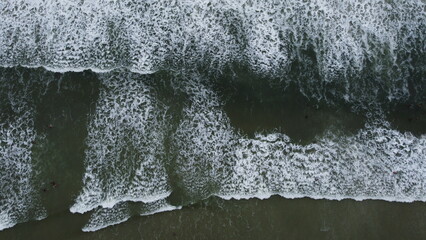 Ondas em uma praia brasileira vista do alto por um drone