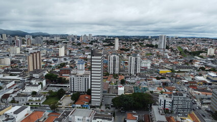 A cidade de "Mogi das Cruzes" em São Paulo - Brasil capturada por um drone em um dia de sol de 2023. 