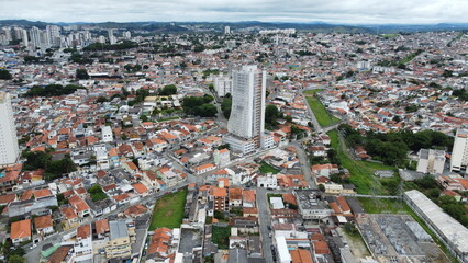 A cidade de "Mogi das Cruzes" em São Paulo - Brasil capturada por um drone em um dia de sol de 2023. 