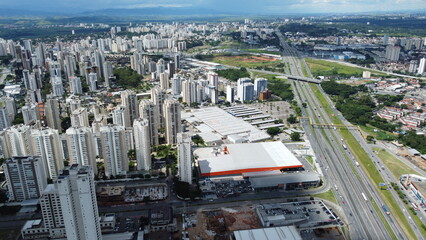 Divisão entre prédios e rodovia dutra na cidade de São José dos Campos, SP, Brasil.