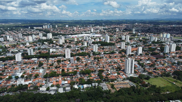 Vis&atilde;o a&eacute;rea da cidade de S&atilde;o Jos&eacute; dos Campos no vale do para&iacute;ba em S&atilde;o Paulo, Brasil