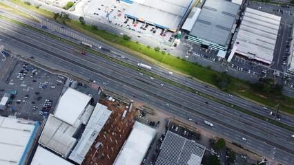 Visão aérea da Rodovia Dutra atravessando a cidade de São José dos Camps captada do alto por um drone. 