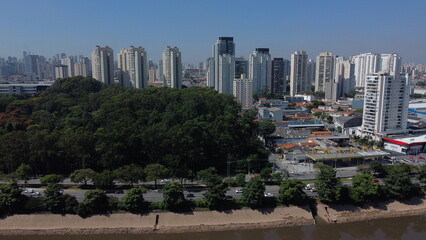 Fototapeta na wymiar Visão aérea dos prédios da cidade de São Paulo entre árvores e céu azul em 2023. 
