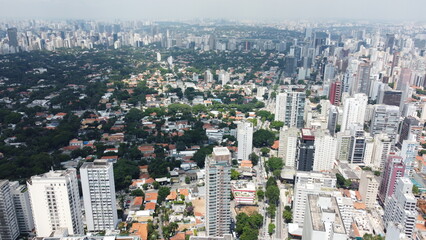 Visão aérea da cidade de São Paulo captada do alto entre os prédios por um drone em 2023. 