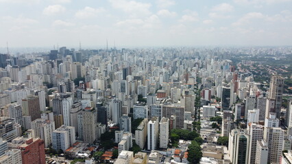 Fototapeta na wymiar Visão aérea da cidade de São Paulo captada do alto por um drone entre os prédios e construções em 2023. 
