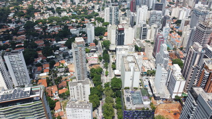 Visão aérea dos prédios em trecho urbano da capital da cidade de São Paulo captada do alto por...