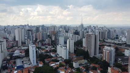 Visão aérea da cidade de São Paulo captada do alto por um drone entre os prédios e construções em 2023. 