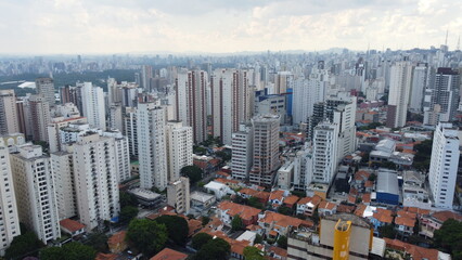 Prédios em trecho urbano da capital da cidade de São Paulo captada do alto por um drone em 2023