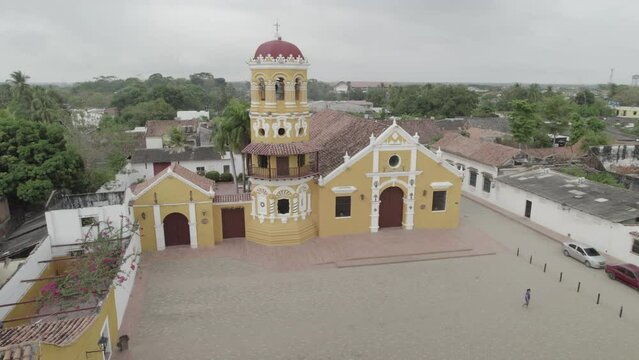 Vista aerea de la iglesia santa barbara mompox