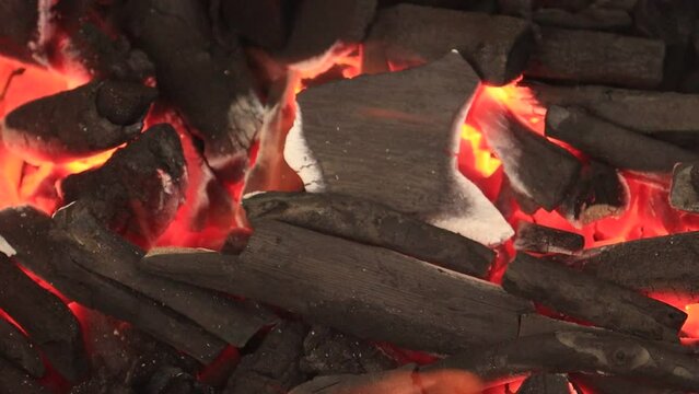 Vis&atilde;o de um carv&atilde;o natural sendo queimado em uma churrasqueira 