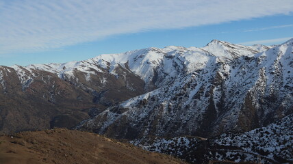 Vista deslumbrante da Cordilheira dos Andes, no Chile, com seus picos cobertos de neve e a natureza selvagem ao redor, oferecendo um cenário ideal para aventureiros © RNL Fotografia