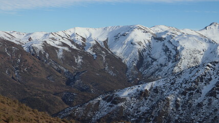 Montanhas nas cordilheiras dos Andes em Santiago no Chile