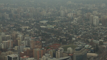 VIsual poluído da cidade de santiago no chile vista do alto. 