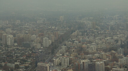 Visão aérea da cidade de Santiago no Chile captada do alto em um dia de poluição de 2022. 