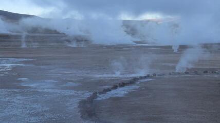 Visão terrestre do Geyser Del Tatio no Chile em 2022. 