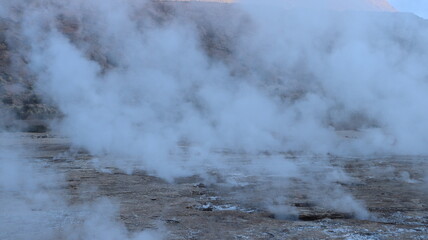 Vapores termais no Geysel Del tatio, Chile.