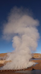 Fumaça dos vapores termais no Geyser del tatio no Chile.