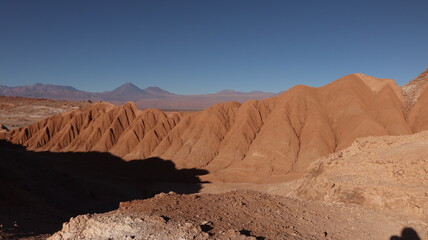 Visão aérea de um conjunto de montanhas rochosas no deserto do atacama no Chile. 