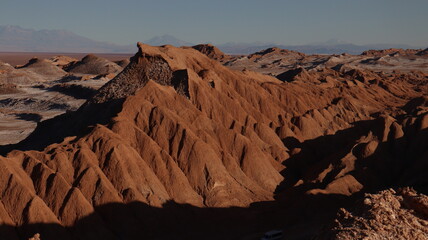 Conjunto de montanhas rochosas no meio do deserto do Atacama no Chile captada do alto. 