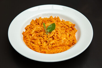 Prato de macarrão fusili típico itlaliano, pasta italiana com molho vermelhor