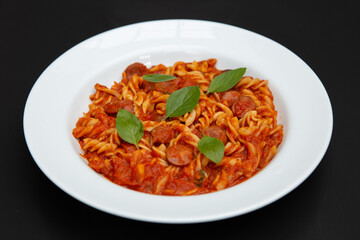 Prato de macarrão fusili típico itlaliano, pasta italiana com molho vermelhor