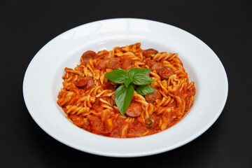 Prato de macarrão fusili típico itlaliano, pasta italiana com molho vermelhor