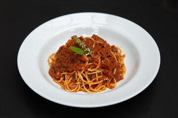Prato de macarrão espaguete com molho vermelho, molho pesto, e molho de camarão, prato italiano,...