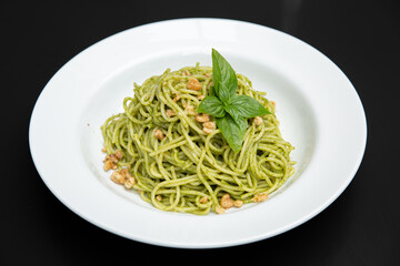 Prato de macarrão espaguete com molho vermelho, molho pesto, e molho de camarão, prato italiano,...