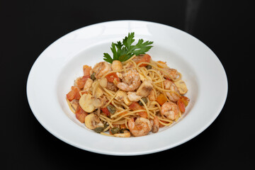 Prato de macarrão espaguete com molho vermelho, molho pesto, e molho de camarão, prato italiano, massa