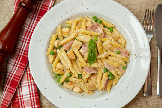 Prato de Macarr&atilde;o no formato penne com molho branco italiano