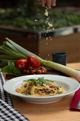 Prato de macarrão espaguete com molho vermelho, molho pesto, e molho de camarão, prato italiano, massa