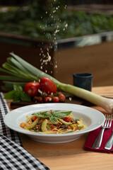 Prato de macarrão espaguete com molho vermelho, molho pesto, e molho de camarão, prato italiano, massa