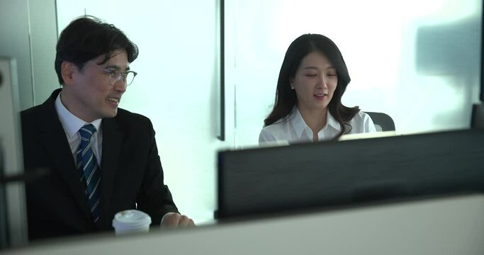 옆자리 동료와 업무중에 대화를 나누는 모습