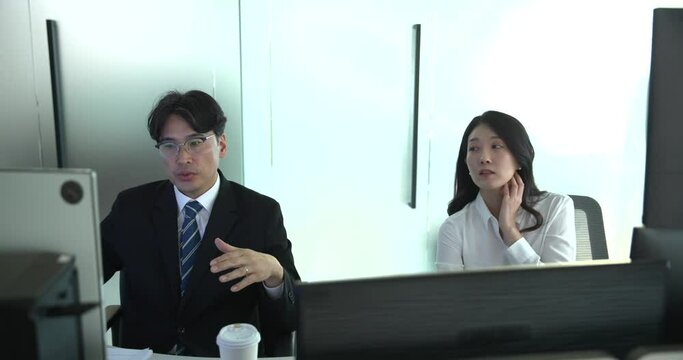옆자리 동료와 이야기를 나누는 직원 