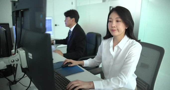 흰색셔츠를 입고 일하고 있는 직장 여성과 동료 