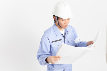 図面を持った男性作業員