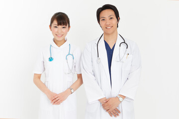白衣を着た看護師と医者