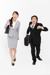 かばんを持ったビジネスウーマンとビジネスマン